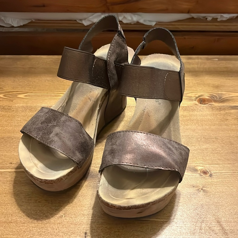 Pierre Dumas chunky platform brown heel